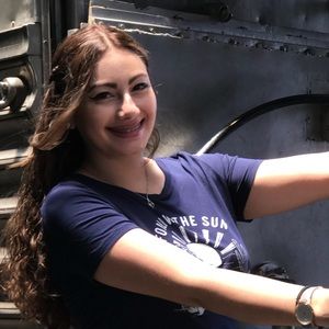 Meet your Posher, Idania